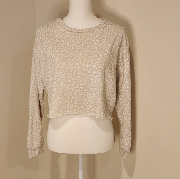 Colsie Women's Leopard Print Beige and White Cropped Sweatshirt, size Medium - Picture 2 of 9